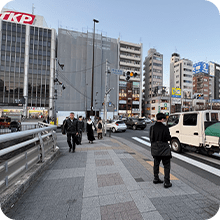 直進し信号を渡ります