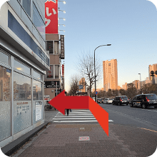 左に曲がります