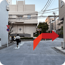 右に曲がります